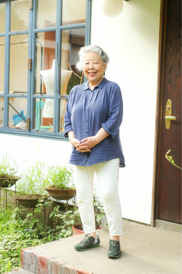 仕事の合間に、アトリエの外の庭にたたずみ、気分転換するのも楽しみのひとつ