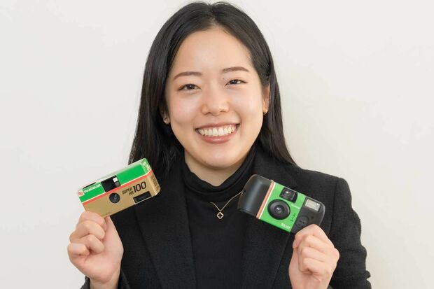 富士フイルムイメージングソリューション事業部コンシューマーイメージンググループ植松美里さん　学生時代から常に「写ルンです」を携帯していたという植松さん。スマホアプリ「写ルンです+」の開発や、楽しい使い方の提案にも携わっている。撮影／伊藤和幸