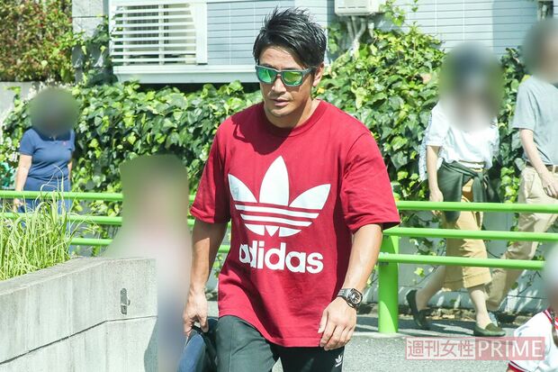 赤いTシャツとジャージのパンツをアディダスでそろえた魔裟斗