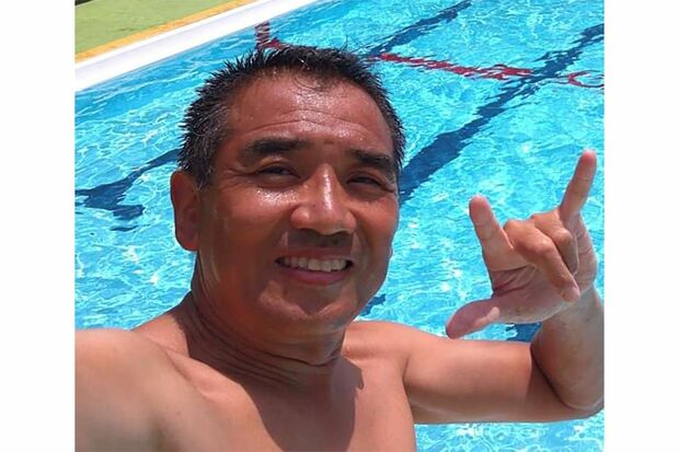 自撮りの得意ポーズはアメリカ手話の「アイ・ラブ・ユー」だ（井上被告のSNSより）