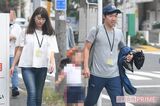 家族3人で仲よく帰る東貴博・安めぐみ夫妻（'18年）