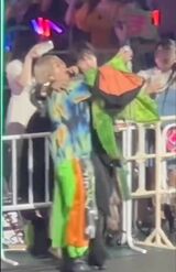 ファンのスマホで“自撮りファンサ”を行う『HiHi Jets』の猪狩蒼弥（左）と『Aぇ! group』の佐野晶哉（ツイッターより）