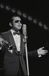 ステージでトランペットを吹きながらタモリが歌う貴重ショット（'81年）