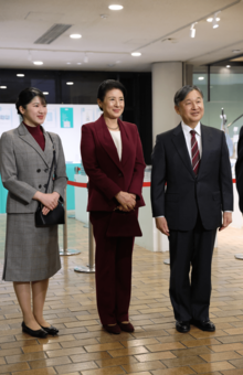 1月、モネ展をご覧になられたご一家は冬らしい深い赤で統一されたリンクコーデをお召しに