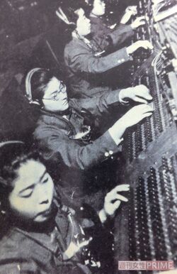 手元の機械に敵機の情報を入力する女子通信隊員