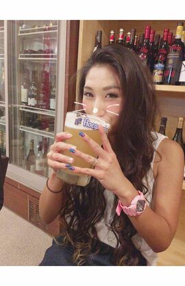 メガサイズのビールジョッキをあおる加瀬容疑者（本人のSNSより）