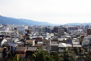 地方でも働き先があり、医療や交通などインフラも整っている都市部が人気　※写真はイメージです