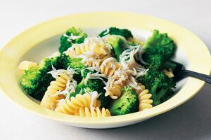 しらすとブロッコリーのめんつゆレモンパスタ　写真／鈴木泰介