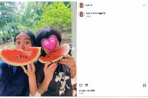 スイカ丸かじりショットを披露したKoki,(本人インスタグラムより)