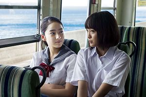 『案山子とラケット』●中学3年生の小田切亜季(平祐奈)が日本海にある島に転校してきた。東京で所属していたソフトテニス部で心に傷を負った彼女だが、島で育った珠子(大友)にテニスを教えてほしいと持ちかけられ、再びラケットを握る。廃校の荒れた校庭にコートを作ろうと奮闘するふたりだが、廃校を売りに出す計画が持ち上がり―。4月4日より全国ロードショー (C)「案山子とラケット」製作委員会