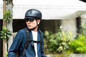通勤や街中での自転車移動に最適な都会派ヘルメット。後部左右に大型リフレクターがあり、ドライバーへの存在をアピールできる（写真提供／株式会社オージーケーカブト）