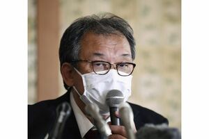 知床半島沖の観光船遭難事故について記者会見する「知床遊覧船」の桂田精一社長（共同通信）