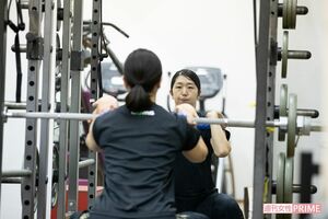 黙々と筋肉トレーニングに励む荒木選手