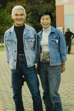 夫・肇さんと。今も夫の写真の前に毎朝、淹れたてのコーヒーを供える