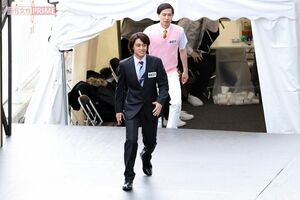 ドラマ『だが、情熱はある』撮影中の高橋海人と戸塚純貴。漫才のシーンは何度も撮影していた