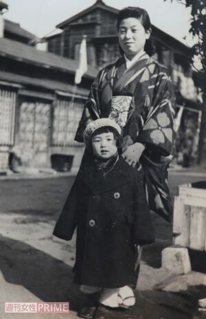 カメラ好きだった父が撮影した年の離れたいとことの1枚