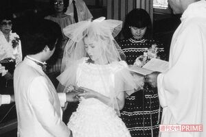 1983年3月、グアムで挙式をした大和田獏と岡江久美子さん