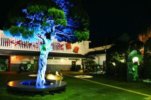 水木しげる記念館の前では『ゲゲゲの鬼太郎』の野外上映会が行われる (c)水木しげるプロダクション