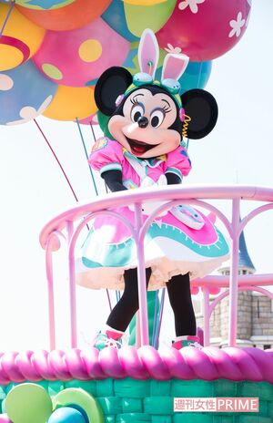 可愛いうさ耳をつけたミニーマウスは、カラフルな気球のフロートから“うさたま”探し（東京ディズニーランド）　撮影／廣瀬靖士