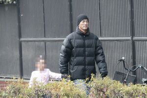 子どもの手を引いて歩く長嶋一茂（'10年）