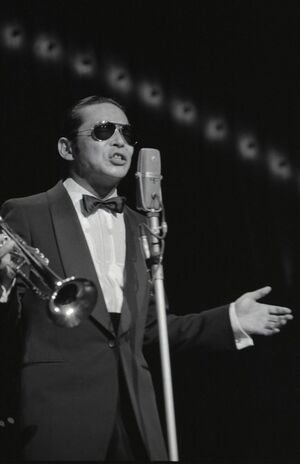 ステージでトランペットを吹きながらタモリが歌う貴重ショット（'81年）