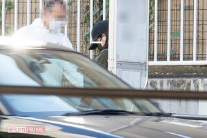 キャップ姿で佇むAさん