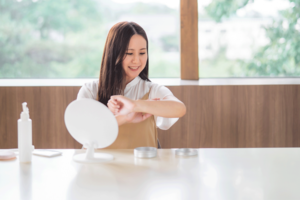 外出前にスキンケアをする女性(※画像はイメージです)