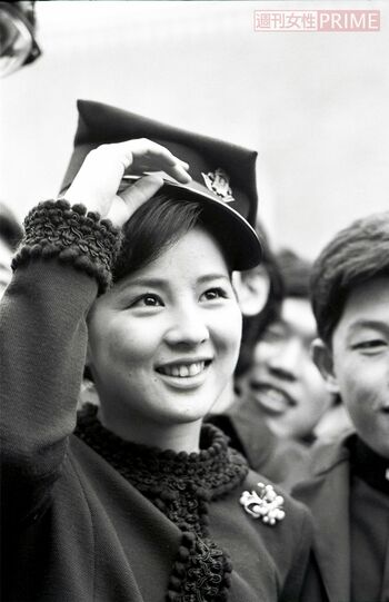 早稲田大学卒業式での角帽姿の吉永小百合（'69年卒業）