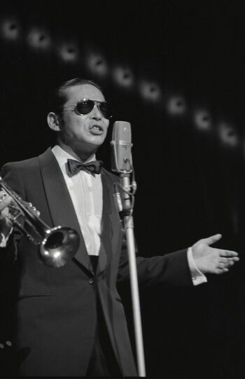 ステージでトランペットを吹きながらタモリが歌う貴重ショット（'81年）