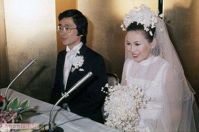 1977年5月に現在の夫・上沼真平氏との披露宴、記者会見に望む上沼恵美子
