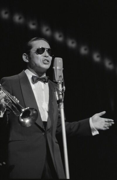 ステージでトランペットを吹きながらタモリが歌う貴重ショット（'81年）