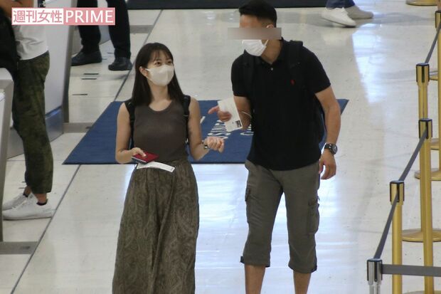 アメリカ旅行の当日、空港にて連れ添って歩く元『NMB48』の松岡知穂と実業家のX氏