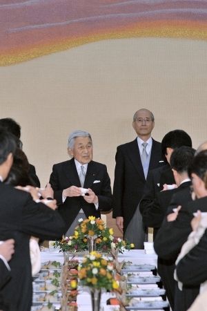 ’13年12月の天皇誕生日『宴会の儀』。宮中儀式では飲酒の文化が多く残る