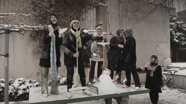 『少女は夜明けに夢をみる』　（C）Oskouei Film Production