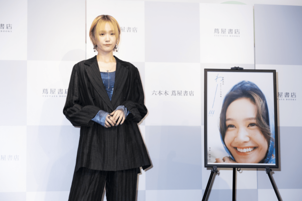 セカンド写真集『わー!!!』発売記念会見に参加した尾碕真花