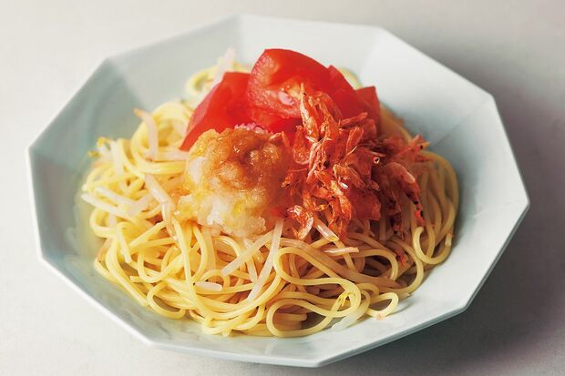 桜えびとトマトのおろしポン酢パスタ 写真/鈴木泰介