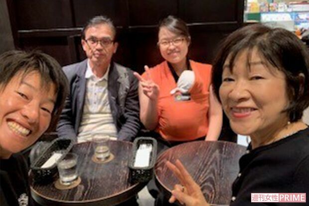 父・正通さん、母・京都さん、妹さんとの家族写真