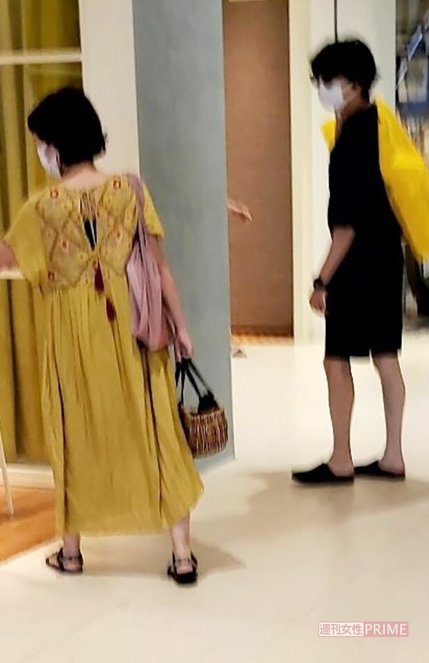 百貨店に入っているアパレルショップに立ち寄り買い物を楽しんでいた山崎育三郎・安倍なつみ夫妻