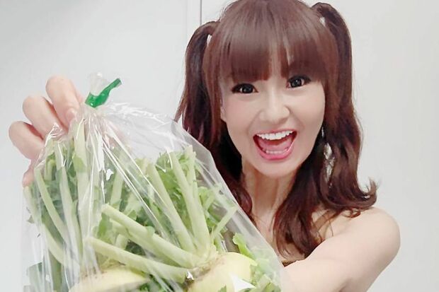 スーパーの店員と仲良くなって、廃棄されるはずだった大根の上の部分を0円で調達。「大根の身は、葉の下の緑のところがいちばん甘いんです。ここを捨てるなんてもったいない！」