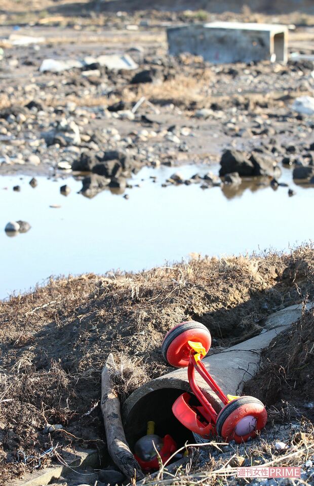 ここにあったのか、流れてきたのか、三輪車が残っていた（2011年3月12日）