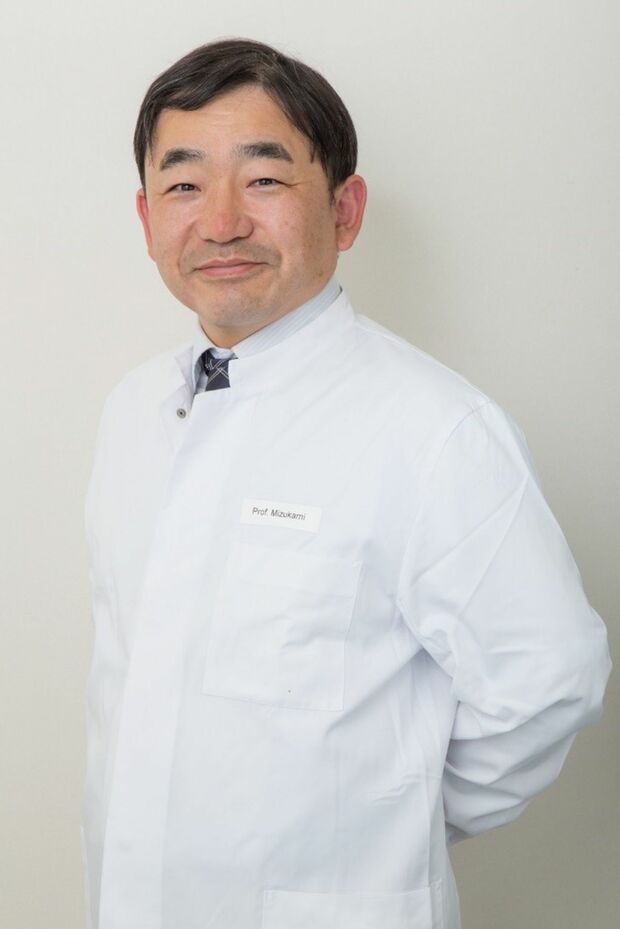 水上健（みずかみたけし）先生 国立病院機構久里浜医療センター内視鏡部長。慶應義塾大学消化器内科非常勤講師（便秘外来）。近著に、日本人の腸の形を解明し、便秘の悩みを解決する方法を著した『ねじれ腸　落下腸　滞った便がグイグイ出てくる　快うんマッサージ』（主婦の友社）など