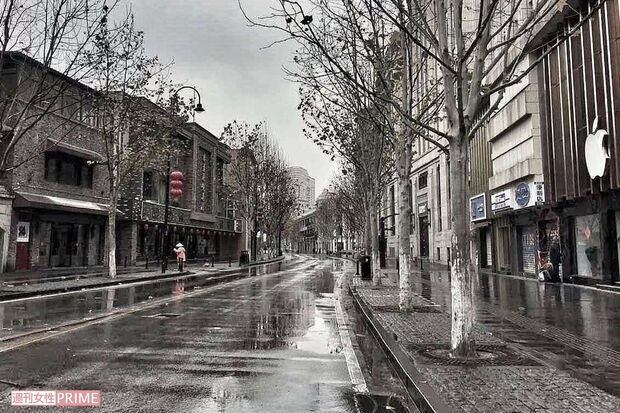 封鎖中ーーゴーストタウンとなっていた武漢。人を見かけても商店内の行列か防護服を着ている人ばかり