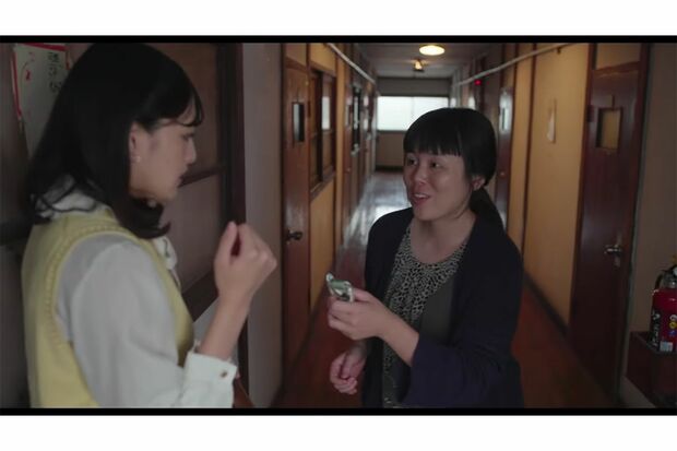 映画『コーポ・ア・コーポ』に出演する藤原しおり（右、公式サイト予告編より）