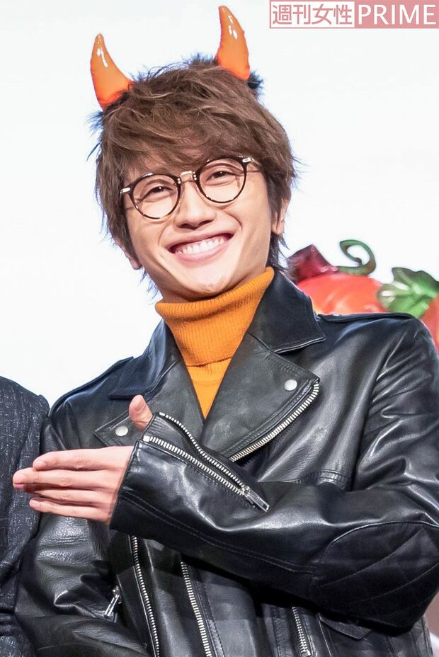 西島隆弘（32） ハロウィンにちなんだ、大きなツノ姿もキュート♪「ボストンタイプの眼鏡もトレンドですが、テンプルが細めで素材違いのデザインになっています。眼鏡だけが浮いた感じにならず、ソフトで個性的な印象を与えます」