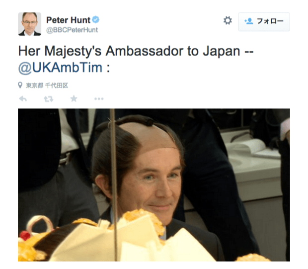 BBC特派員のTwitterアカウントでは、ヒッチンズ駐日大使がかつらをかぶった姿を紹介