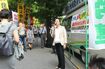 厚労省の前で、高度プロフェッショナル制度をはじめ過労死リスクのある法案に反対を訴える寺西さん。「karoshi」は世界でも注目、寺西さんは遺族として海外メディアの取材もこなす