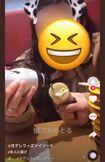 甘だれの容器に醤油を入れる女性(SNSより一部加工、以下同)