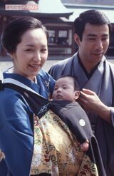 お宮参りにて取材に応じる團十郎・希実子夫妻