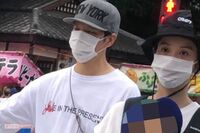 渡部建&佐々木希が秋祭りに参加、完全防備の “慎重参拝” と謎の私生活