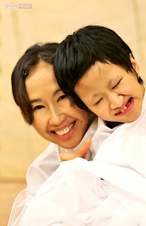 2005年に生まれた音十愛さんと母の理恵さん。出産直後、医師から両目がないと告知された。ほかにも知的障害、口唇口蓋裂、両手首・足先の先天性異常などの障害がある　写真提供／山崎理恵さん